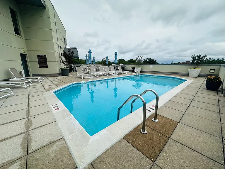 Rooftop swimming pool + outdoor barbecue