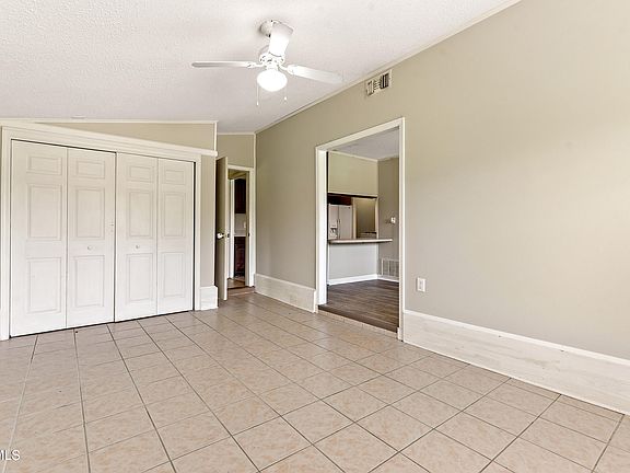 3rd image of 106 Chipwood Cir