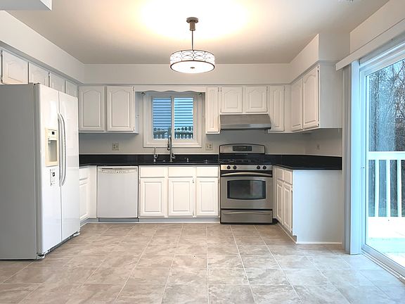 5th image of 136 Ainslie Dr