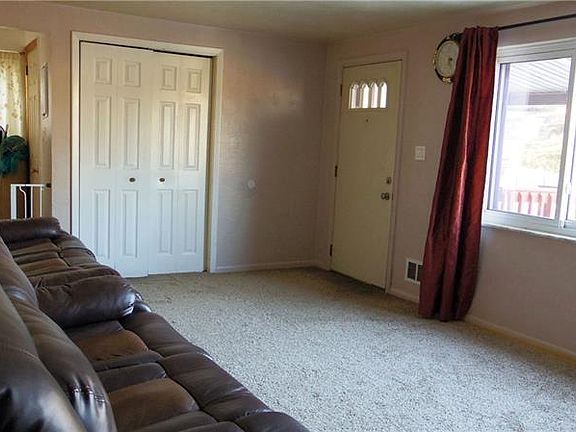 3rd image of 980 Ellen Dr