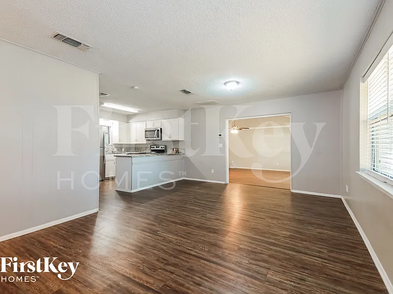 2813 Silvermeadow Ln — Photo 3