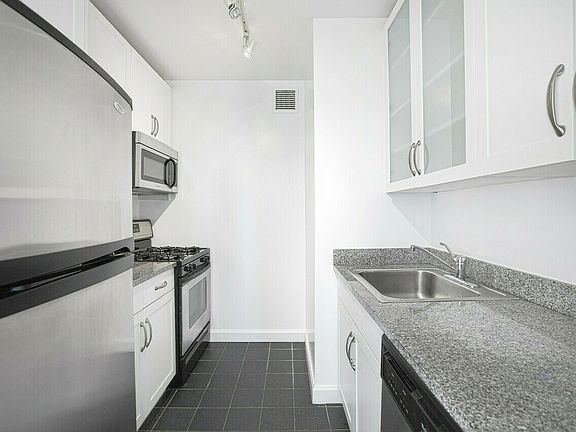 3rd image of 360 W 43rd St APT S9c