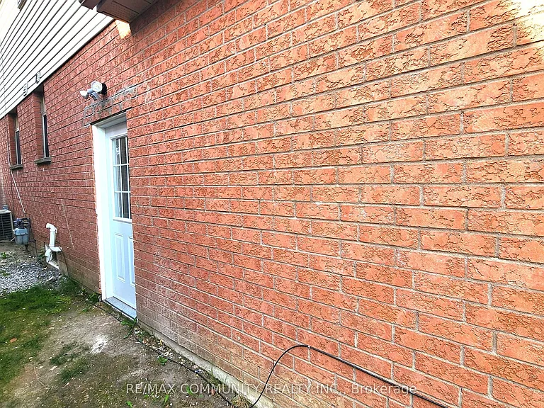 435 Stonegate Ave #LOWER — Photo 2