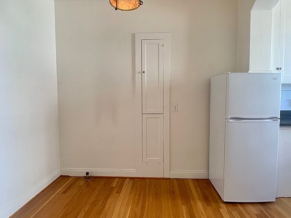 3rd image of 2355 Leavenworth St #303