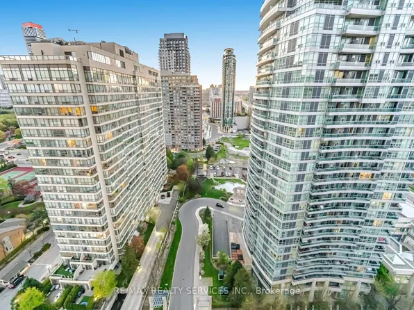 30 Elm Dr W #1811, Mississauga, ON L5B 0N6