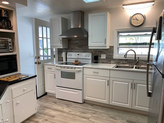3rd image of 227 Arbor Ln