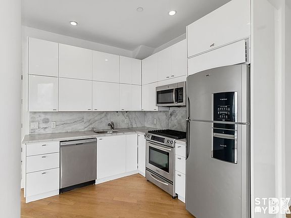 4th image of 525 Clinton Ave #11L