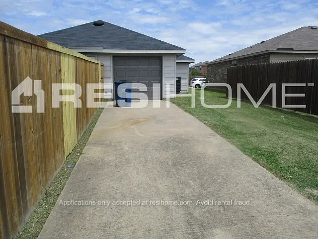 9804 Crocker Dr — Photo 2