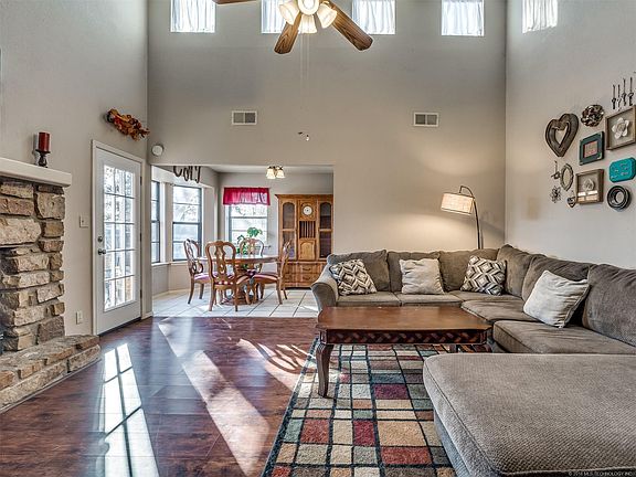 5th image of 14017 S Oak Pl E