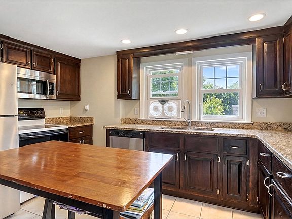 3rd image of 143 Myrtle St