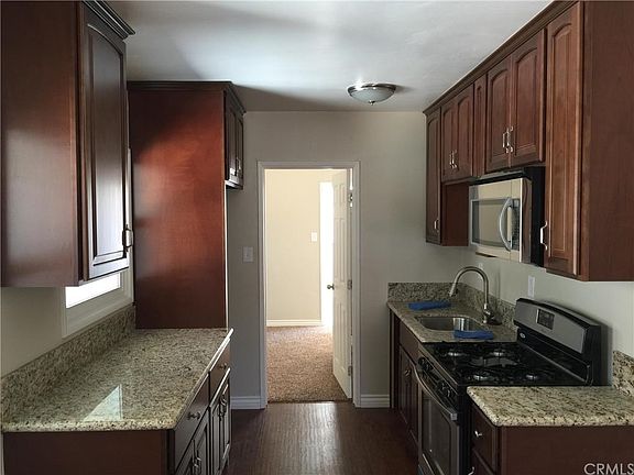 4th image of 263 E 44th St