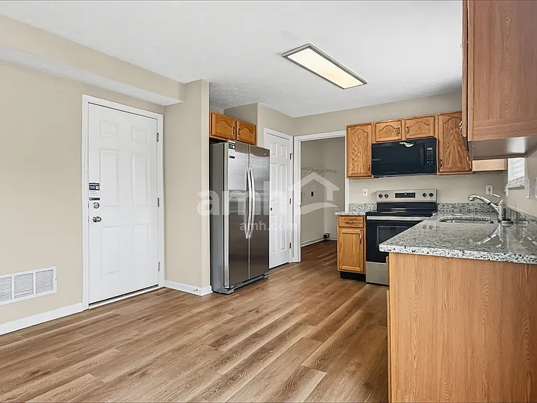 233 Saddle Creek Ln — Photo 4