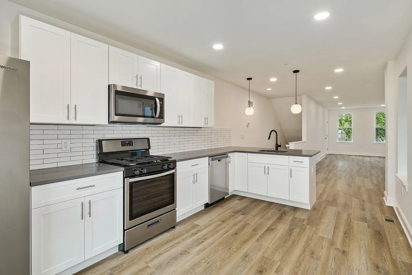 2 bed, 1083 sqft, $1,800 — Photo 2