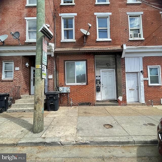 1st image of 811 W 4th St