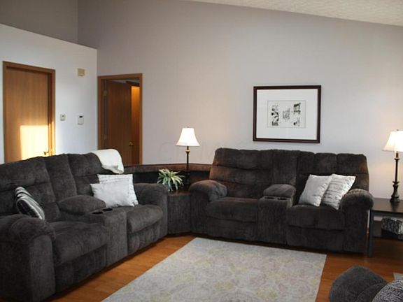 3rd image of 8551 Fernbrook Dr