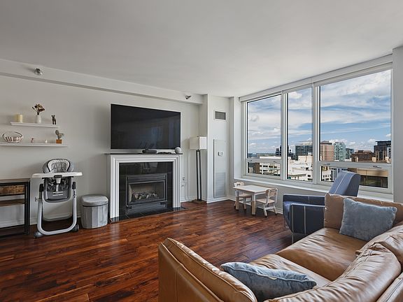 4th image of 33 W Ontario St APT 30H
