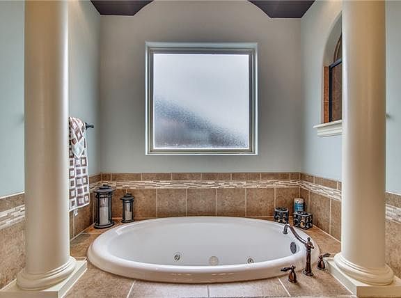 4th image of 560 Summit Oaks Ct