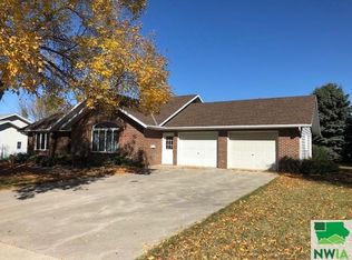 1315 7th St, Hull, IA 51239