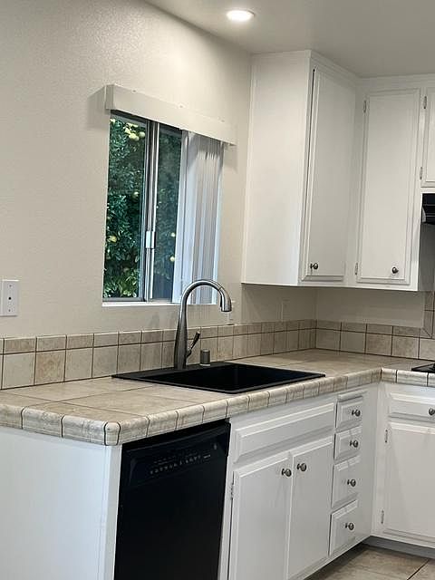 Great counter and cabinet space