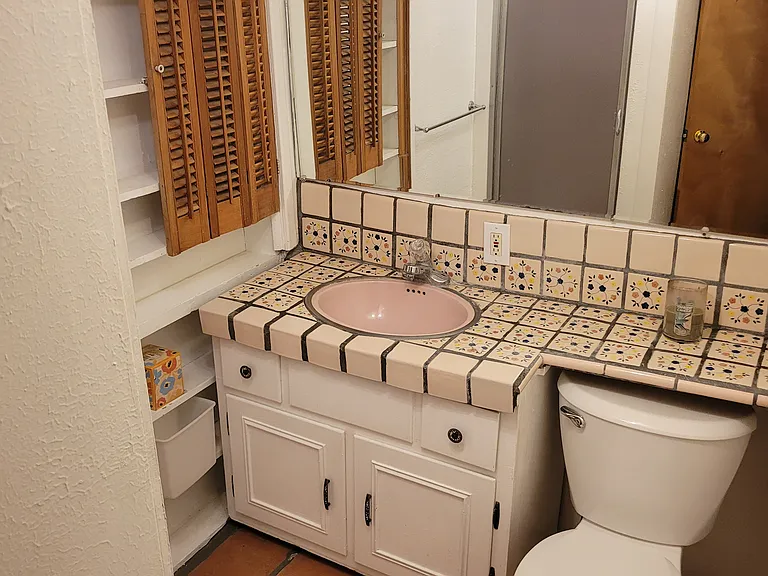 bathroom w shower