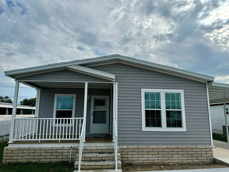 1283 Jamestown Dr — Photo 2