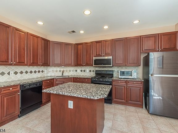 4th image of 121 Turlington Ct