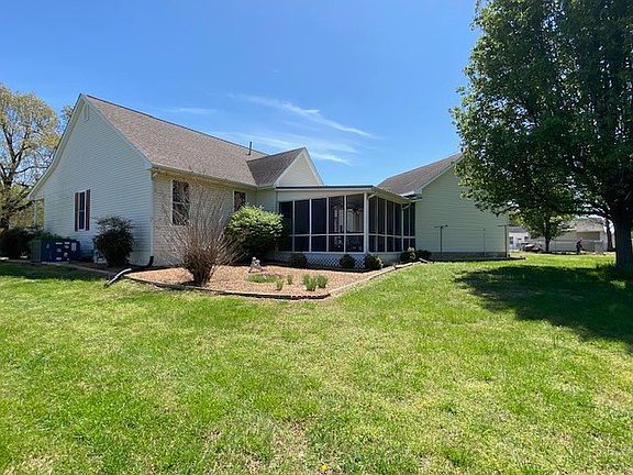2nd image of 121 Mesa Dr