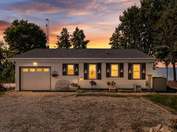 2737 Bay Rd, Brussels, WI 54204
