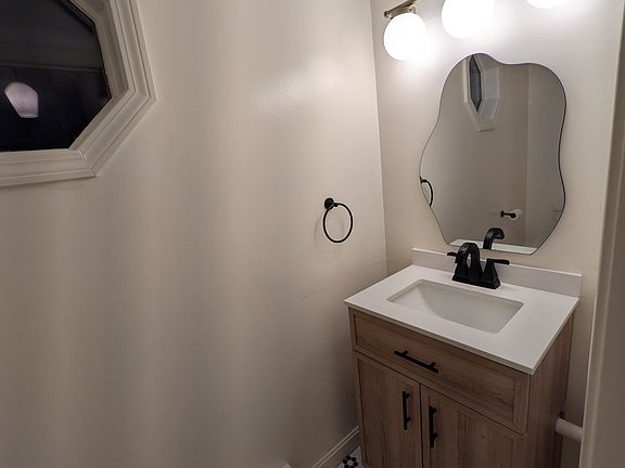 4th image of 565 Quaker Ln APT 127