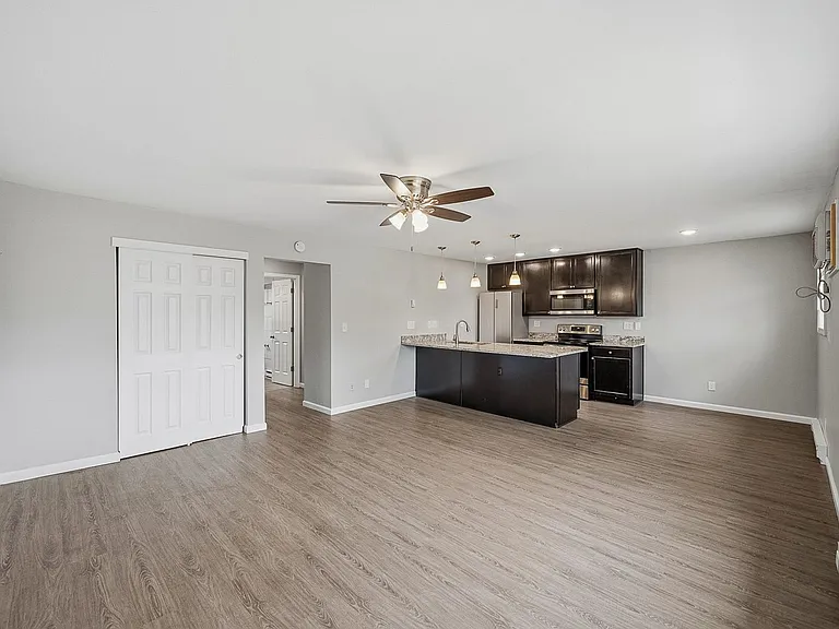 220 Oak Street — Photo 6
