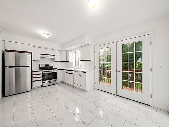5th image of 2462B E 7th St #B