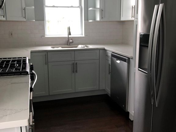 4th image of 17 Lincoln Ave E #2R
