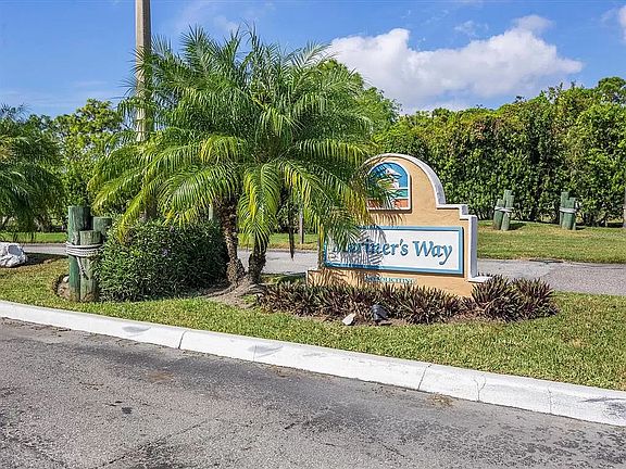 Beautiful Gulf Harbors neighborhood featuring Mariners Way Condo Community. Golf cart friendly or maybe a walk or bike ride with a water view, what are you waiting for!