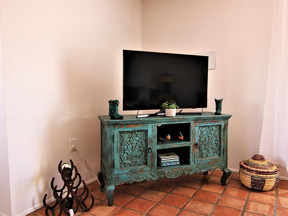 BEAUTIFULLY FURNISHED FOR YOUR COMFORT AND ENJOYMENT