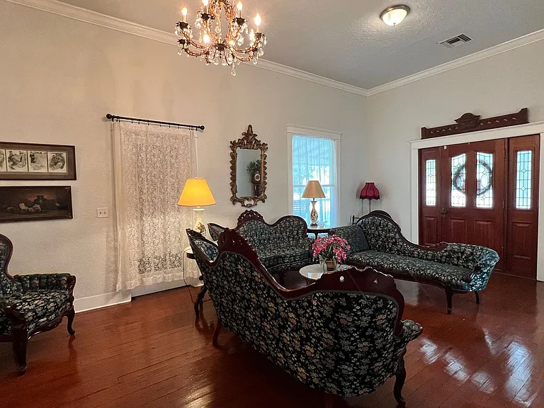 523 W Oak St — Photo 39
