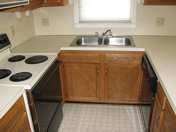 3rd image of 128 A Victoria Court