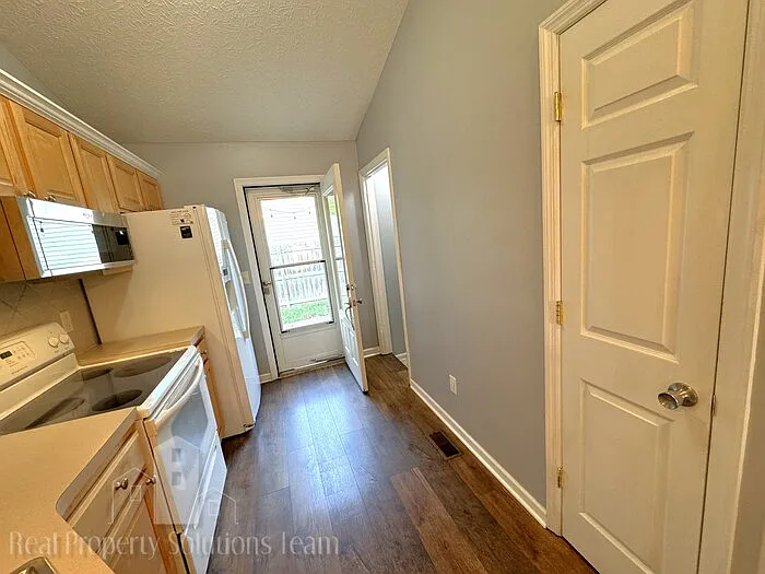 1213 Tillicum Dr — Photo 12