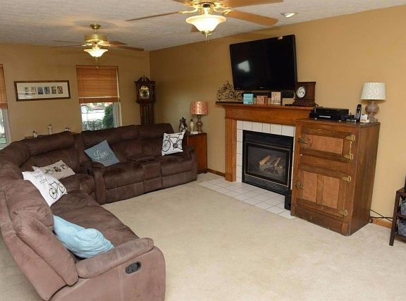 3rd image of 367 Blue Grass Ct
