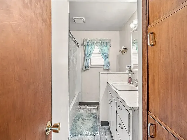 16210 Larch Way — Photo 9