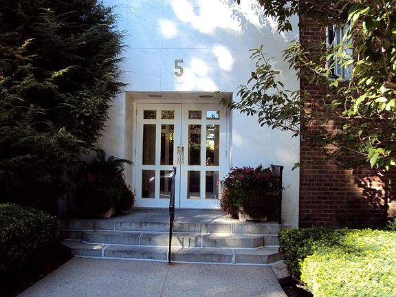 2nd image of 5 Roosevelt Pl #C001k-111
