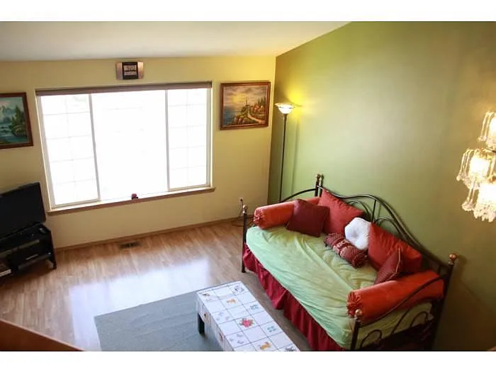 LR w/ high ceiling - 12233 NE 169th St
