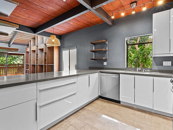 3rd image of 13006 Moorpark St #4
