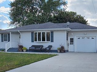 1208 N 2nd St, Manchester, IA 52057