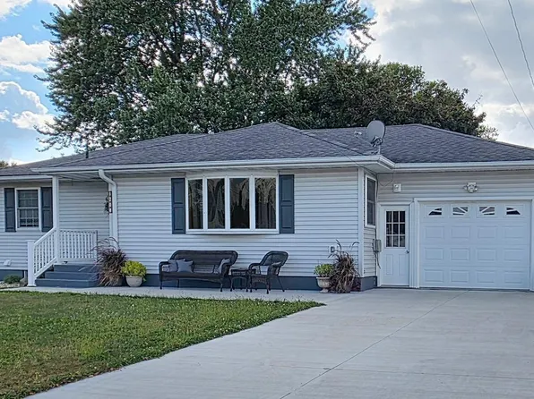 1208 N 2nd St, Manchester, IA 52057