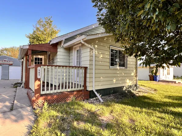 141 Ordway Ave SW, Huron, SD 57350