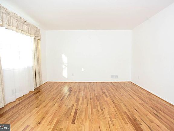 3rd image of 226 Bond Ave