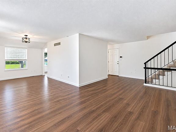 3rd image of 1513 Royal Oak Ct