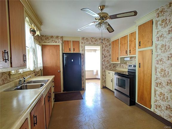 5th image of 205 Plymouth Ave
