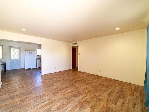 4th image of 5703 Lexington Dr