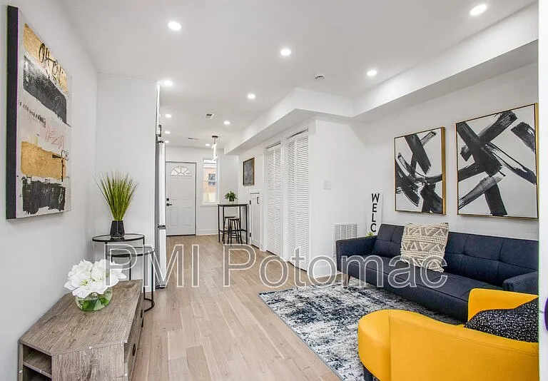 702 19th St NE — Photo 4